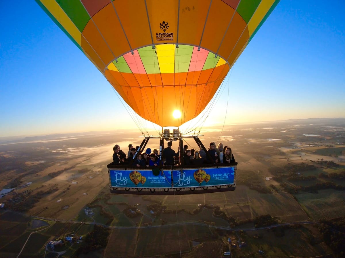 Bay trên chiếc khinh khí cầu ở Hunter Valley Hot Air Balloon Flight sẽ mang đến cho bạn một trải nghiệm tuyệt vời và đầy kích thích. Hãy xem hình ảnh để cảm nhận vẻ đẹp tuyệt diệu của cảnh quan từ trên cao.