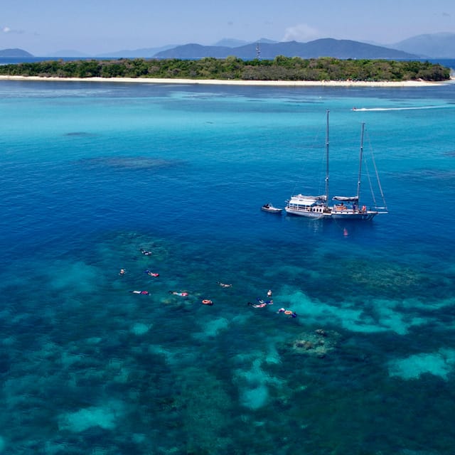 walk-sail-and-snorkel-great-barrier-reef-green-island-tour_1
