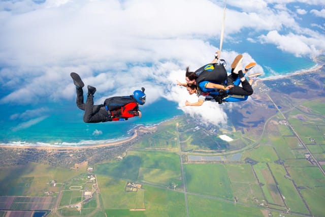 weekend-great-ocean-rd-up-to-15000ft-tandem-skydive_1