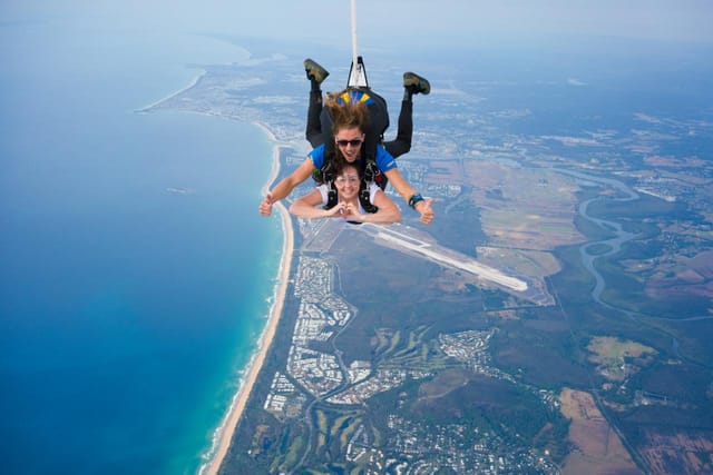 weekend-noosa-up-to-10000ft-tandem-skydive_1