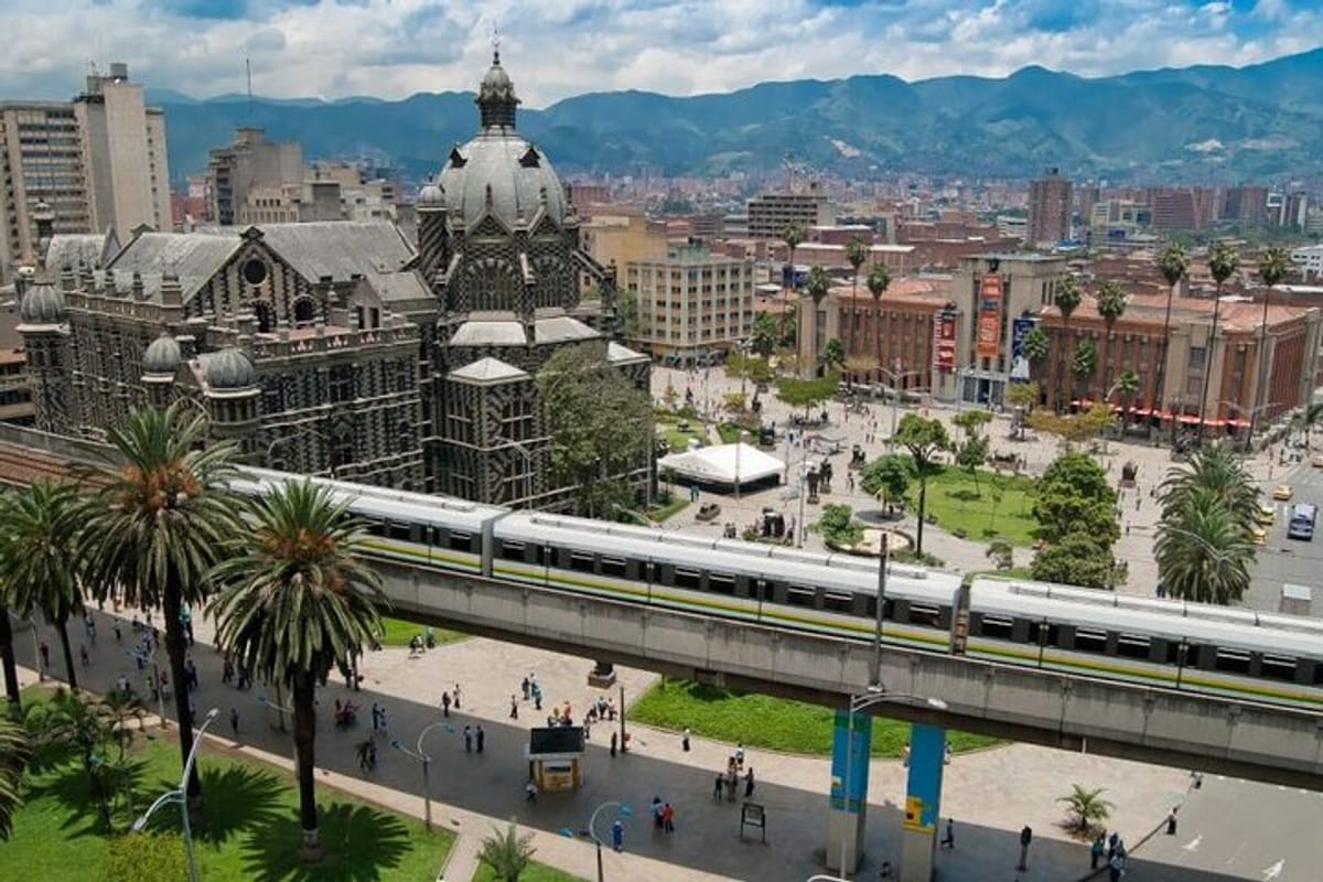medellin-panoramic-city-tour-in-shared_1