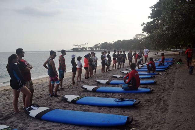 group-surf-lesson-senggigi-lombok_1