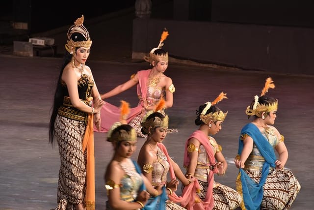 ramayana-ballet-performance-in-prambanan-temple-with-dinner_1