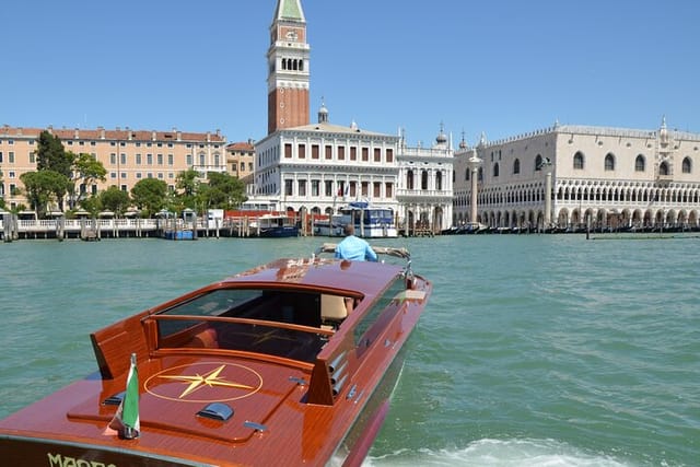 tour-gran-canal-with-luxury-boat_1