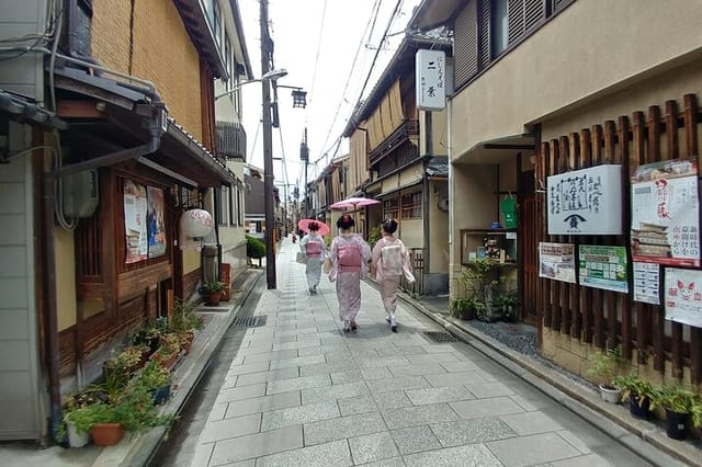 Maiko, Apprentice Geisha in Kyoto heading to their school
