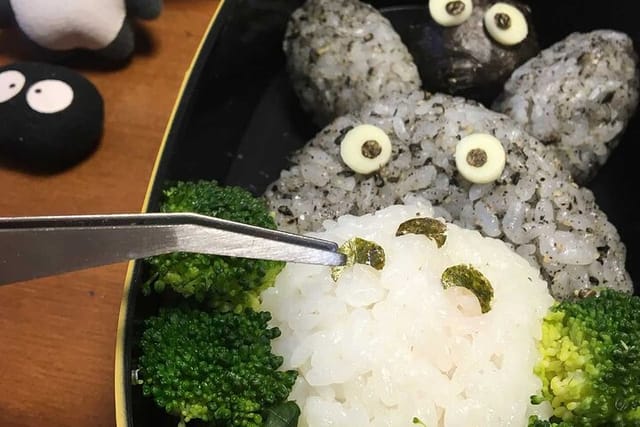 making-a-bento-box-with-cute-character-look-in-japan_1