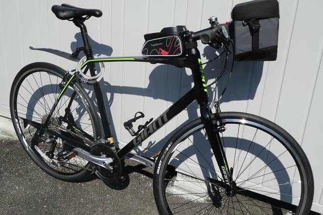 Touring bike with removable handlebar bag